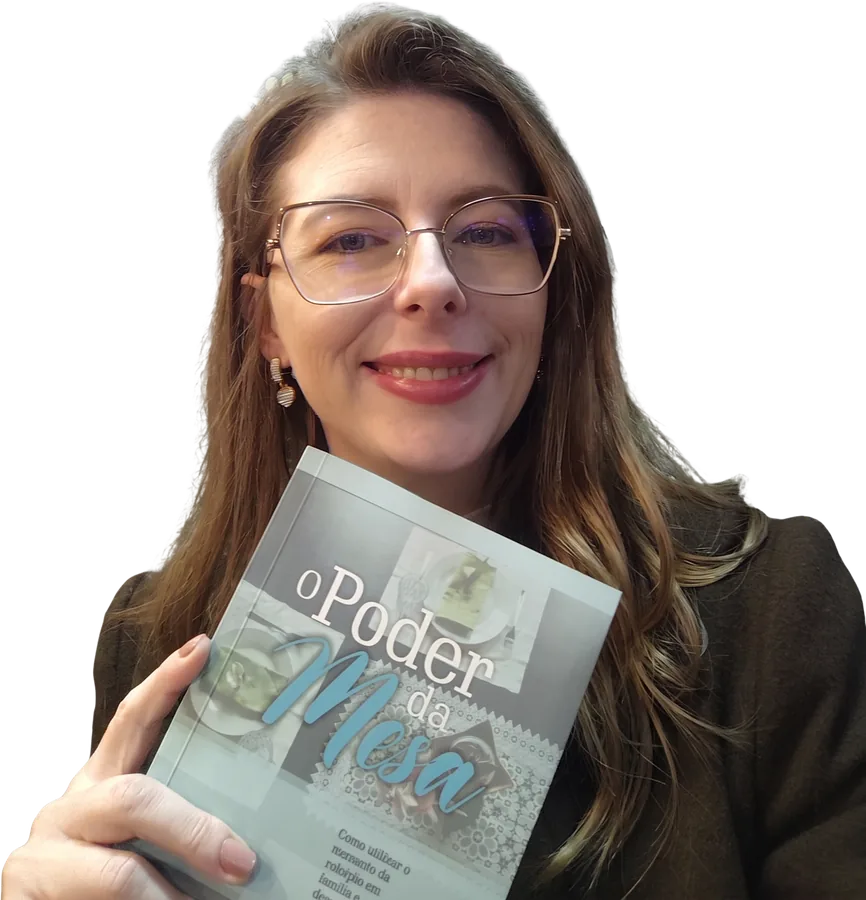 Silvia Mattos segurando o livro O Poder da Mesa